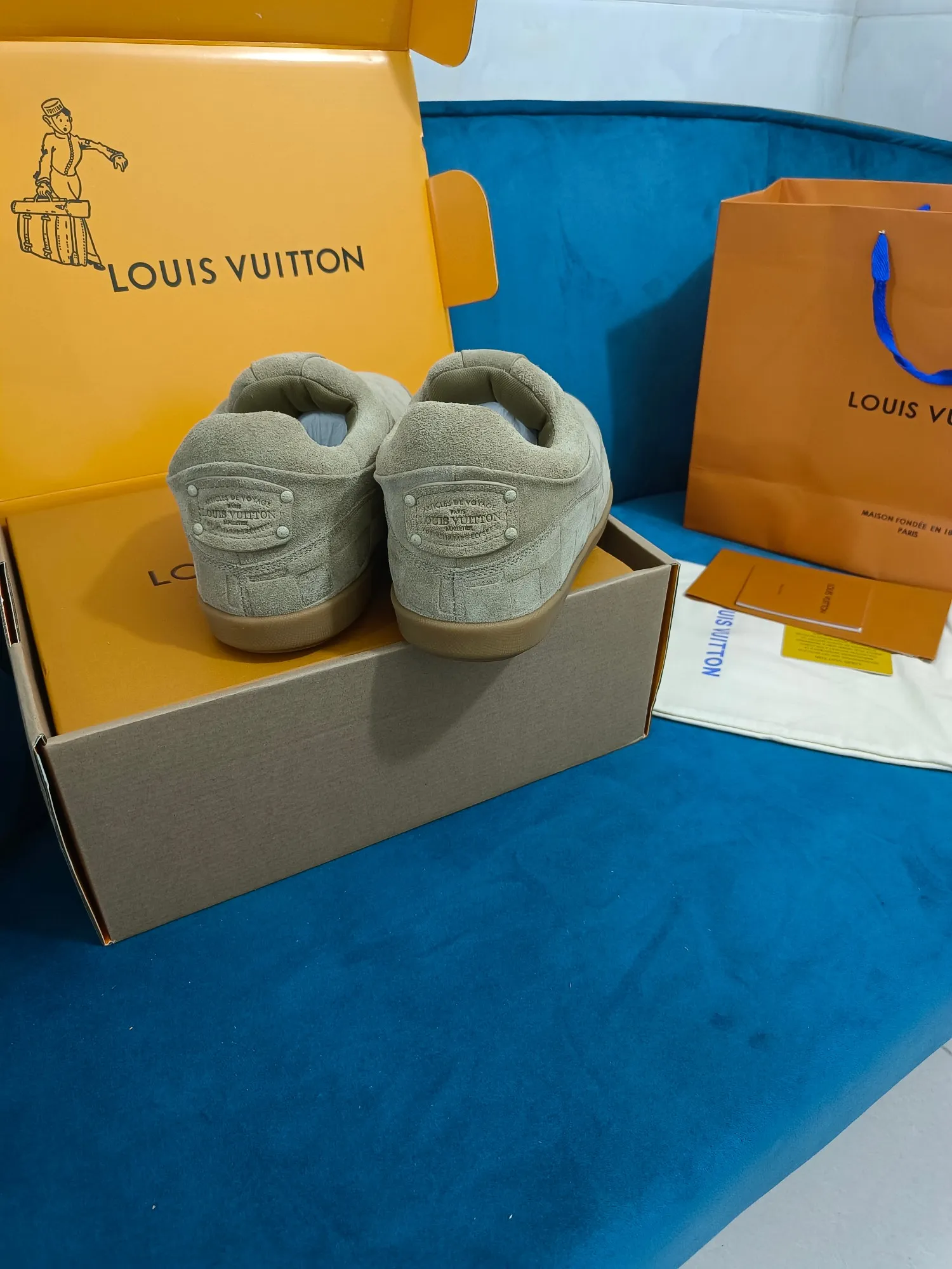 👟👟Ex-factory price 640👟👟 LV YETI slip-on shoes, based on suede cow leather, partially embossed with Nigo's reinterpretation of LV Damier pattern, cleverly echoing the Chinese tradition of taking off shoes when entering the house, and the "small feet" aesthetic is integrated into Chinese street genes. The palm-printed rubber outsole hides the LV letters and Monogram flowers. The exquisite craftsmanship made in Italy shows the brand's heritage in a comfortable slip-on style. The reservation mode adds a unique style, it is traditional and trendy, and it is suitable for couples aged 35-45.